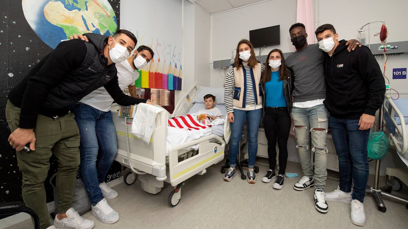 El Athletic realiza la tradicional visita navideña a los hospitales de Cruces y Basurto