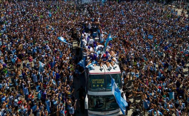 Los vídeos más impresionantes de la celebración de Argentina: aficionados heridos, subidos en semáforos y marquesinas...