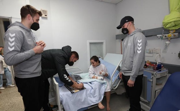 El Bilbao Basket llena de ilusión al hospital de Basurto