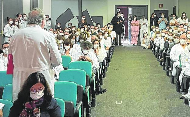 Los jefes de servicio del Donostia desafían de nuevo a Osakidetza y reanudan las protestas