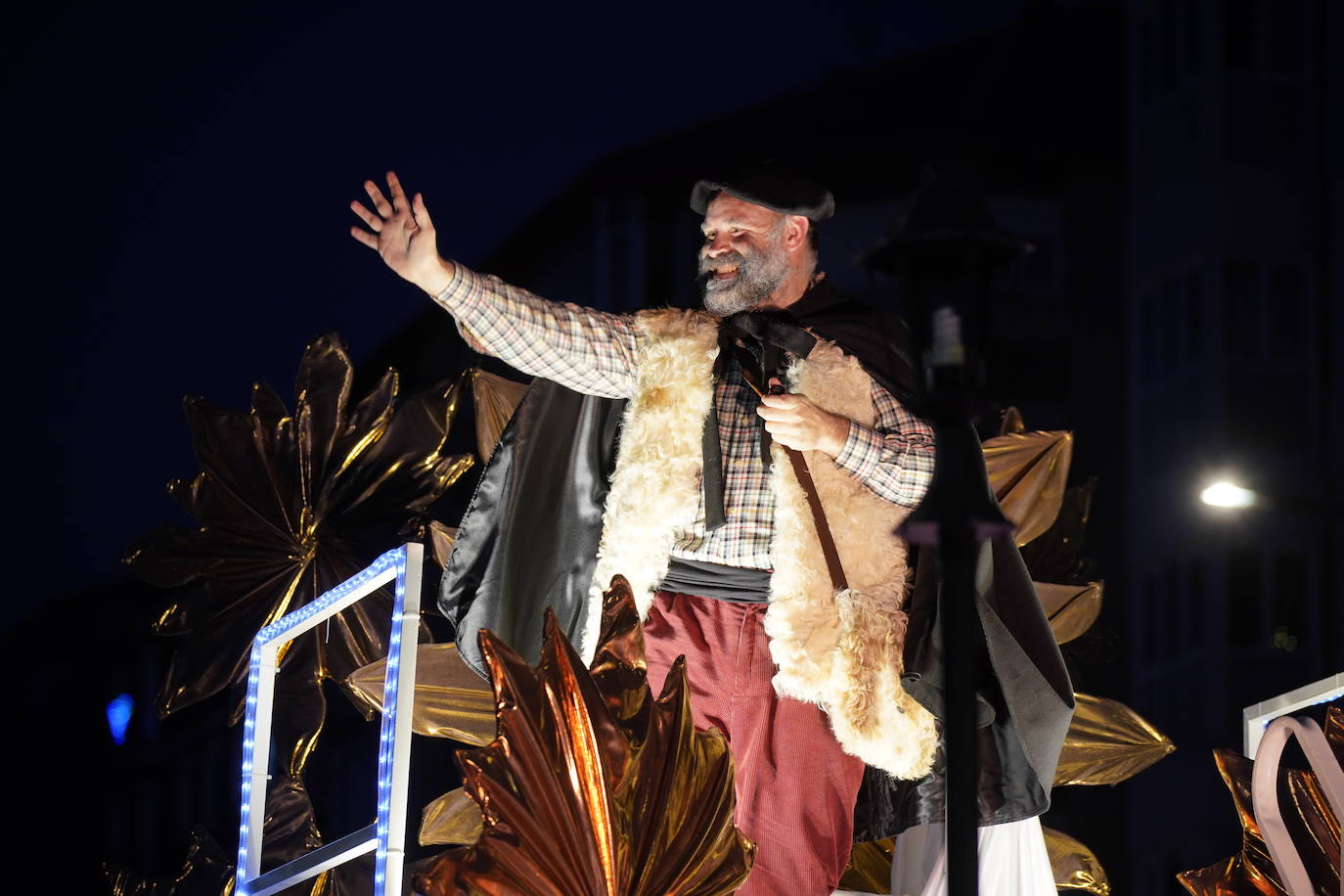 Olentzero y Mari Domingi llenan Vitoria de sonrisas e ilusión