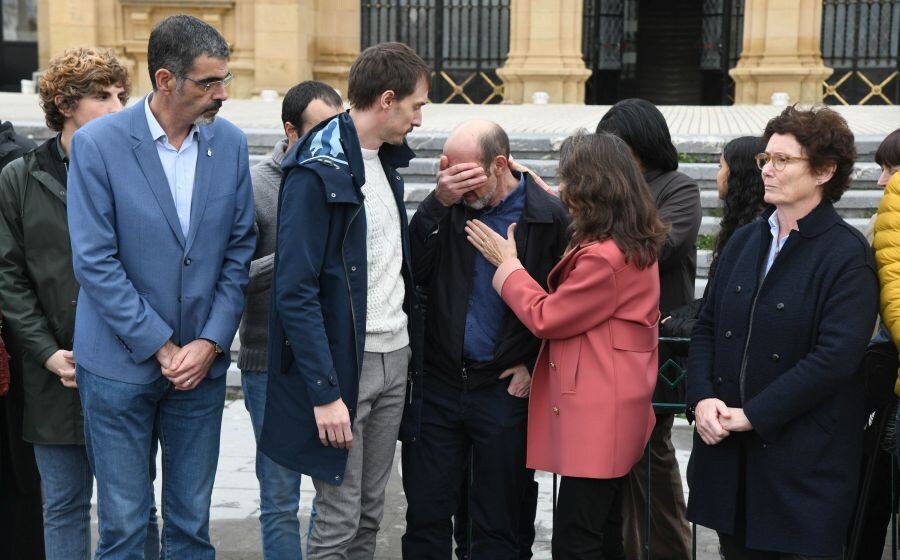 La familia de Lukas Agirre acudió a la concentración y recibió el apoyo de la ciudadanía
