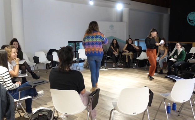 Bertsoaz, literaturaz, kantuaz eta antzerkigintzaz gozatu dute 17 gaztek 'Ahostegunak'i esker