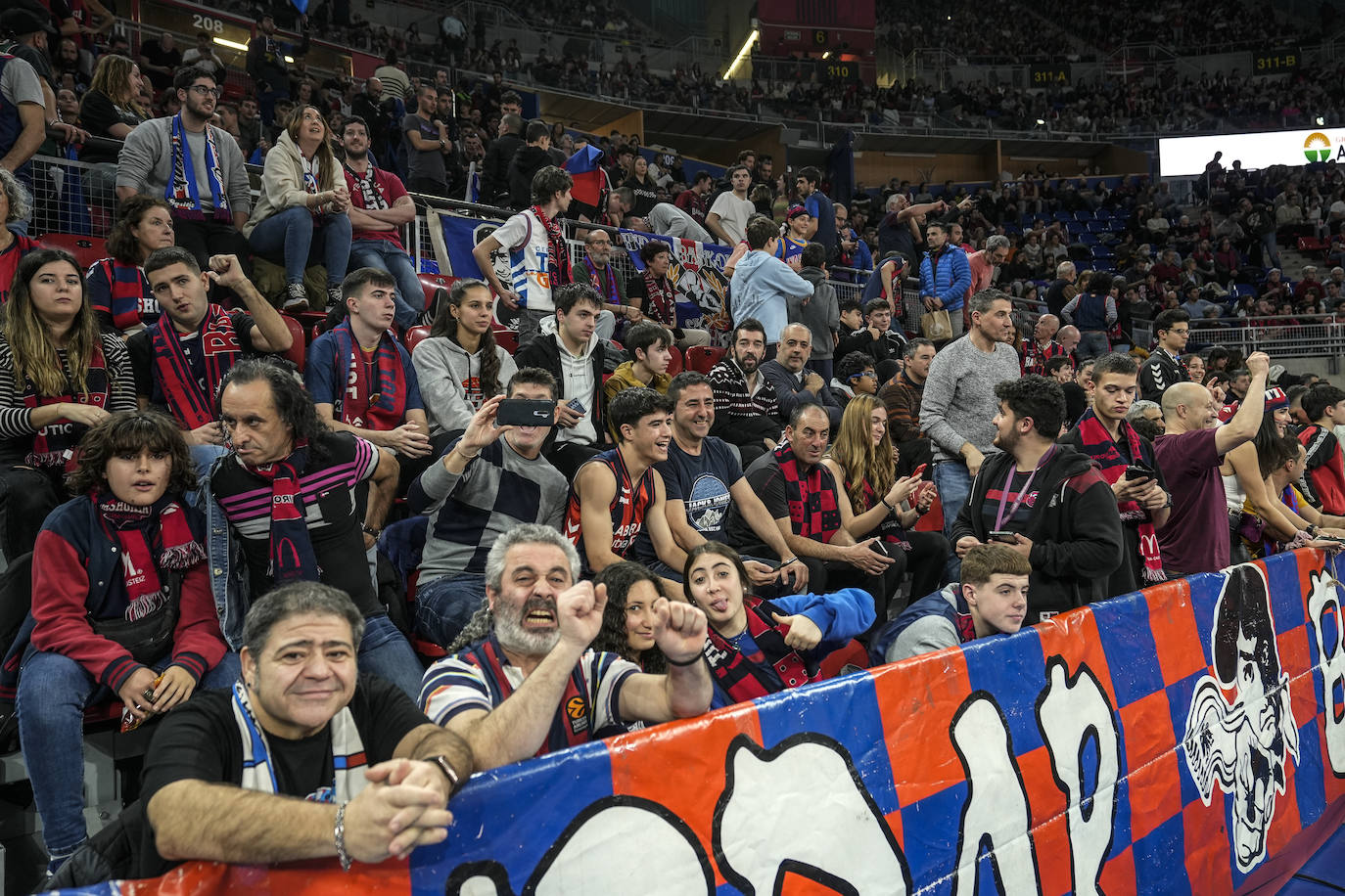 Ambientazo en el Buesa Arena en el choque entre el Baskonia y el Real Madrid