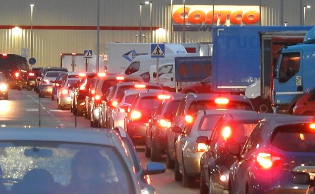 Colas en la gasolinera más barata de Bizkaia antes de que termine el descuento del carburante