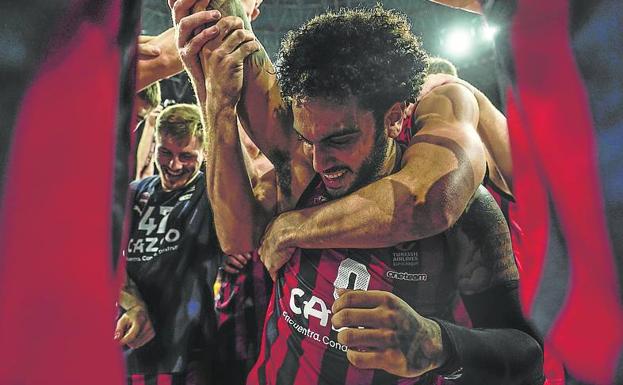 Howard se sienta en el trono de Llull y el Chacho