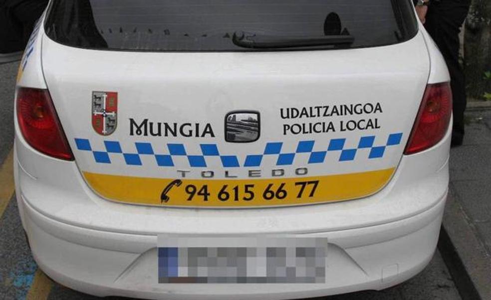 Salvan a un hombre atrapado por su propio coche en Mungia
