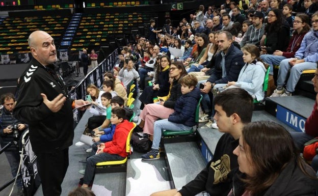 Una visita especial a los hombres de negro