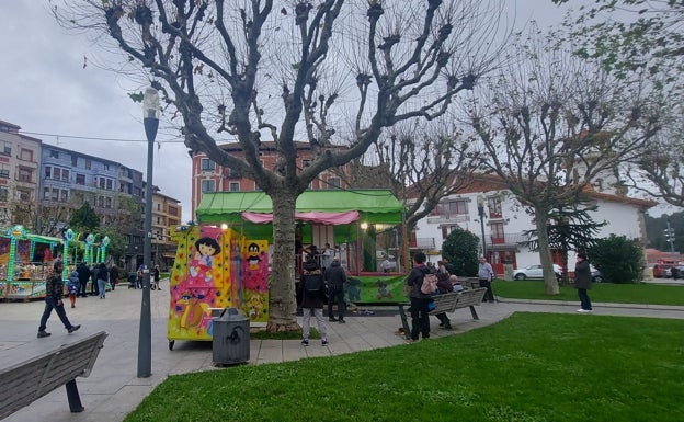 Universitarios piden alejar las barracas de las aulas de estudio de la biblioteca de Bermeo