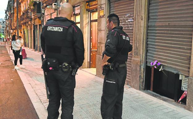 La hija de Rebeca, la mujer asesinada en Bilbao: «Hace un mes la tiró por las escaleras y la dejó inconsciente»