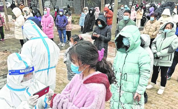 Sanidad convoca hoy a las comunidades y expertos ante el repunte del covid en China