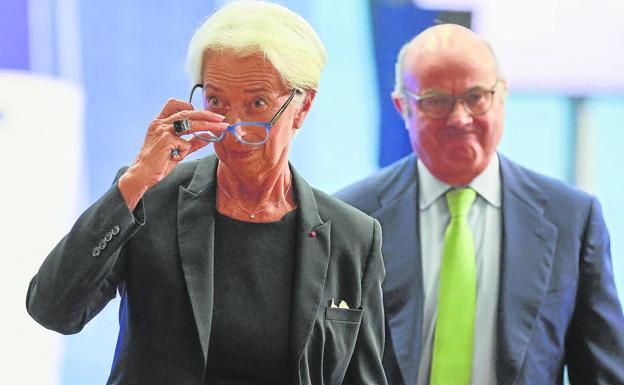 La subida de tipos empuja a la banca a cambiar el paso y remunerar por los depósitos