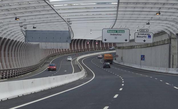 Herido un motorista al sufrir un accidente en los túneles de San Mamés