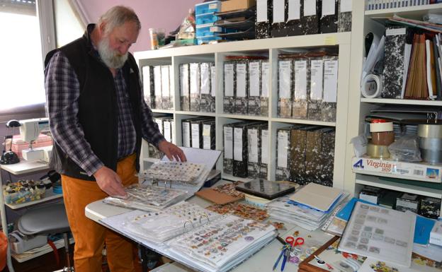 El okondoarra Justino Arto aspira al Ginness por su colección de pines