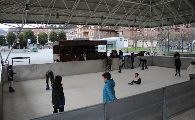 Llodio estrena la pista de hielo en Aldai y Amurrio, el PIN en el polideportivo