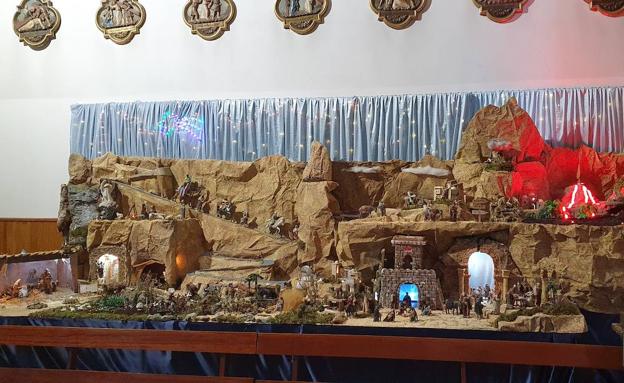 Un belén monumental anima la iglesia San Pedro de Llodio durante las Navidades