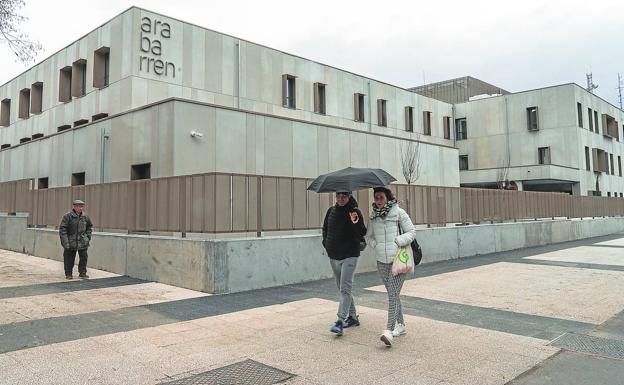 La nueva residencia de mayores de Lakua abre el lunes y prevé llenar sus 150 plazas en abril