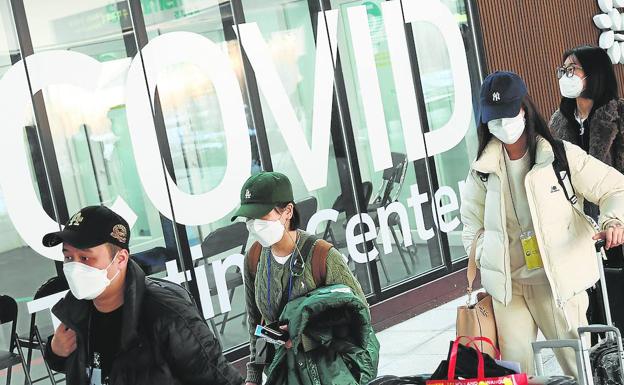 Chinese tourists access a PCR testing center upon arrival at Incheon airport in South Korea. 