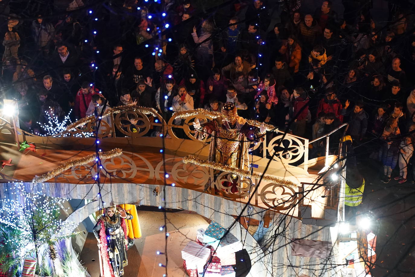 Los Reyes Magos atraen multitudes a la Gran Vía de Bilbao