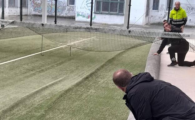 «Las pistas de pádel de Llodio necesitan un suelo nuevo»