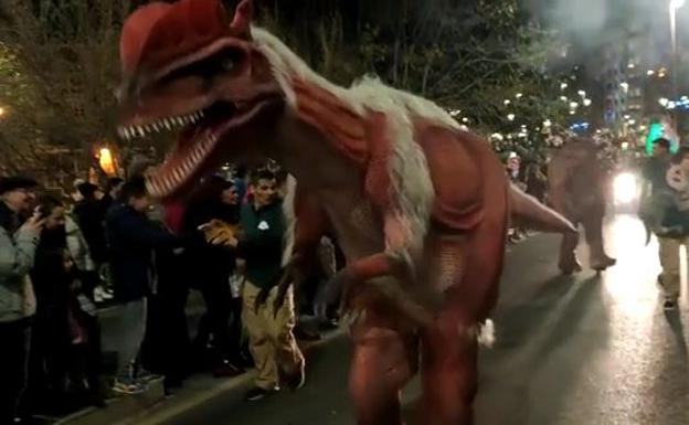 Los personajes más surrealistas de las Cabalgatas: un muñeco de nieve lisiado, un oso con dedos deformes, dinosaurios...