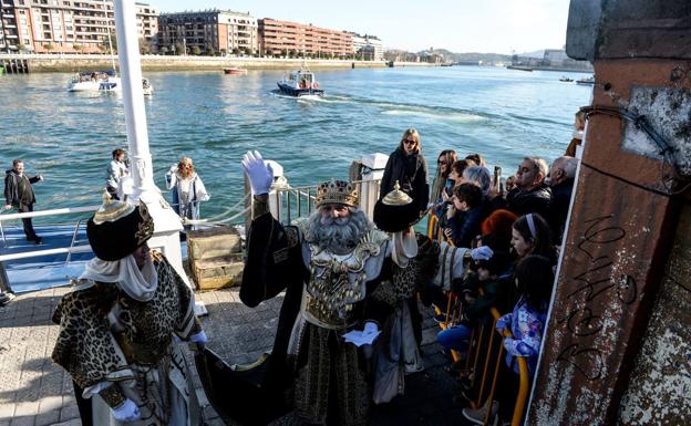 Los Reyes Magos surcan la ría y desembarcan en Portugalete