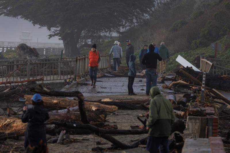 Las impactantes imágenes del ciclón bomba que arrasa la costa de California