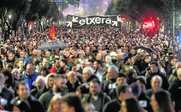 Miles de personas se manifiestan en Bilbao en apoyo a los presos de ETA pese al fin de la dispersión