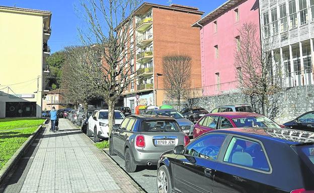 Vecinos de Landaluze, en Llodio, denuncian 27 veces rayas en sus coches