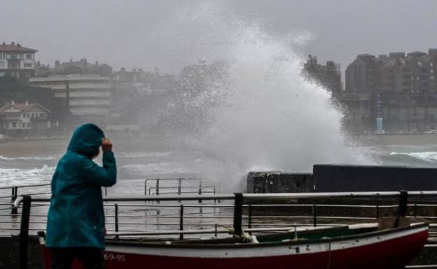 Alerta amarilla por fuerte viento y olas de hasta 5 metros mañana en Euskadi