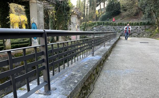 Llodio coloca barandillas en el arroyo del parque de Lamuza