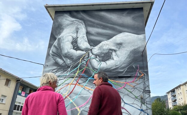 La artista Lian charla con el alcalde de Ondaroa, Zunbeltz Bedialauneta, frente al mural seleccionado. 