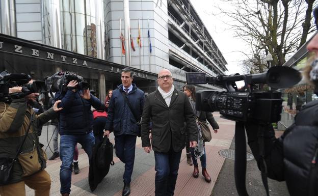 Ortuzar niega «amiguismo» con De Miguel y urge a la Justicia a cerrar el caso