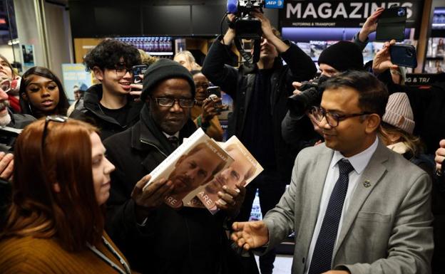 Colas a medianoche para comprar el libro del príncipe Enrique