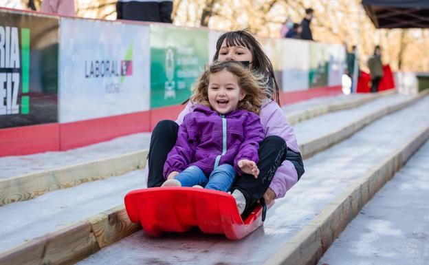 La pista de hielo y el tobogán navideño de Vitoria superaron los 40.000 usos