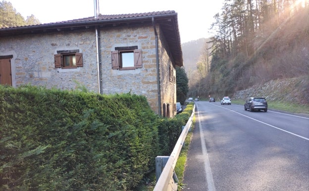 «Jugarse la vida» en la carretera de Muxika por un arcén «inexistente»