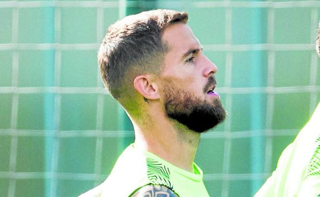 Iñigo Martínez sigue sin entrenar y es baja casi segura para enfrentarse a sus excompañeros