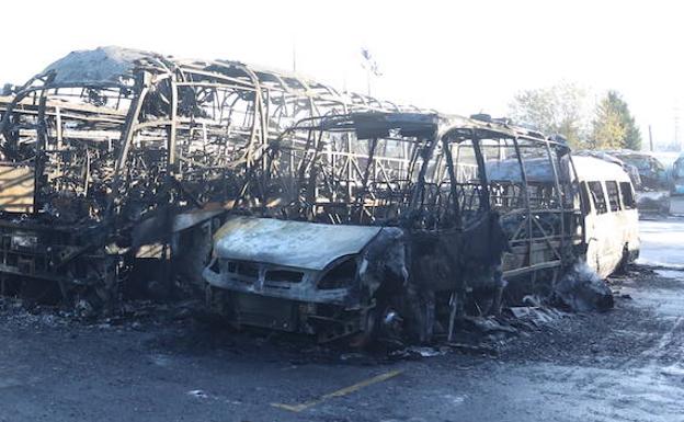 Arden de madrugada nueve autobuses en Erandio: «He perdido el trabajo de toda mi vida»