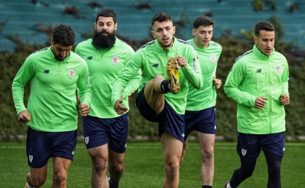 Iñigo Martínez sigue sin entrenar y es duda ante Espanyol y Madrid