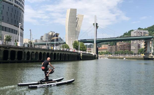 En bici por la ría, una fantasía que permite ver Bilbao como nunca antes