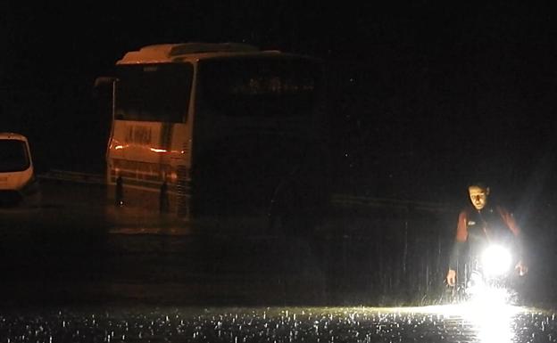 Sondika resiste a las lluvias pese a haber tenido que cortar varias carreteras