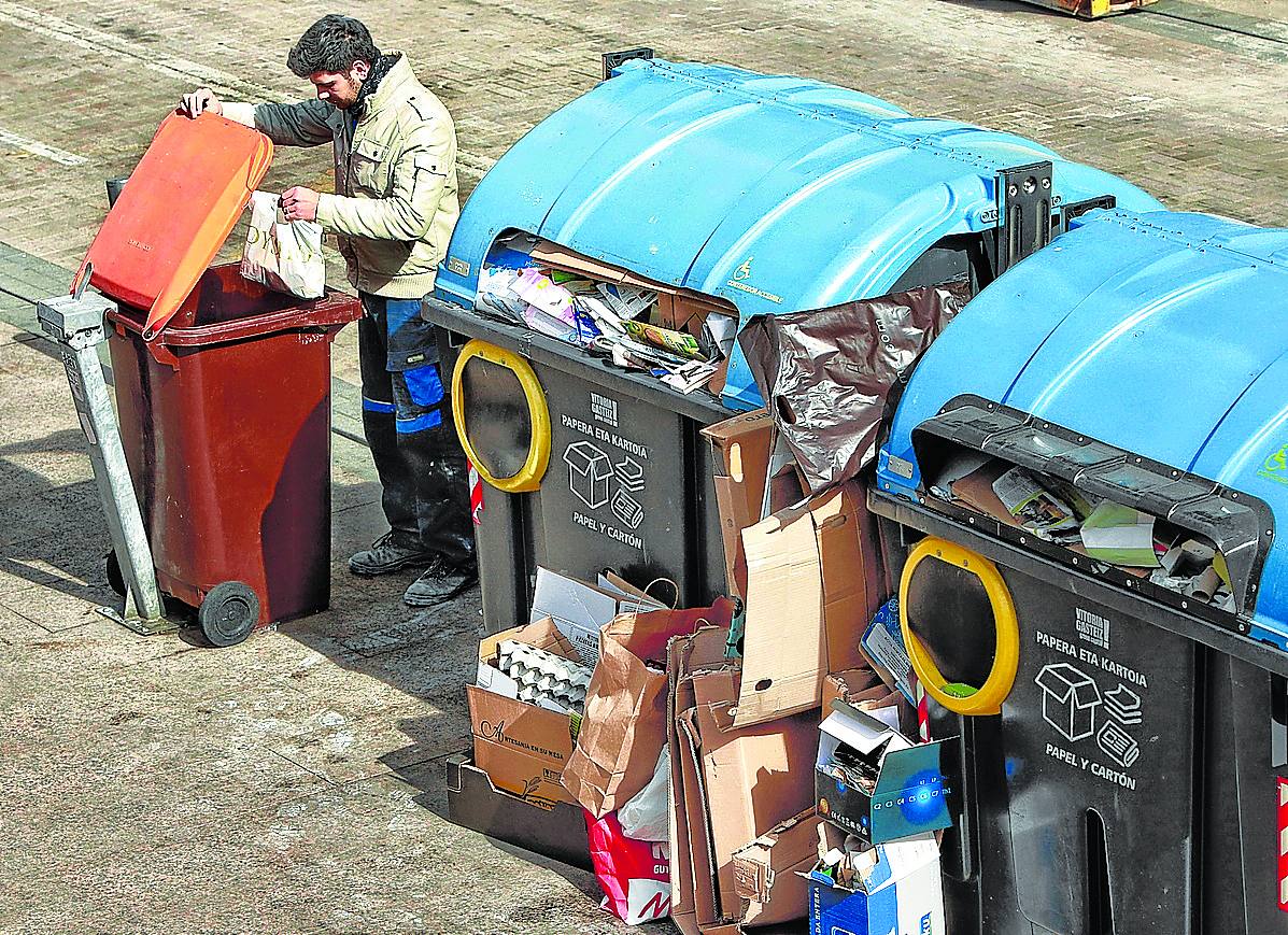 Los alaveses vuelven a suspender en el reciclaje de sus residuos domésticos