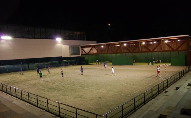 Etxebarri cubrirá con una carpa desmontable la pista exterior del polideportivo