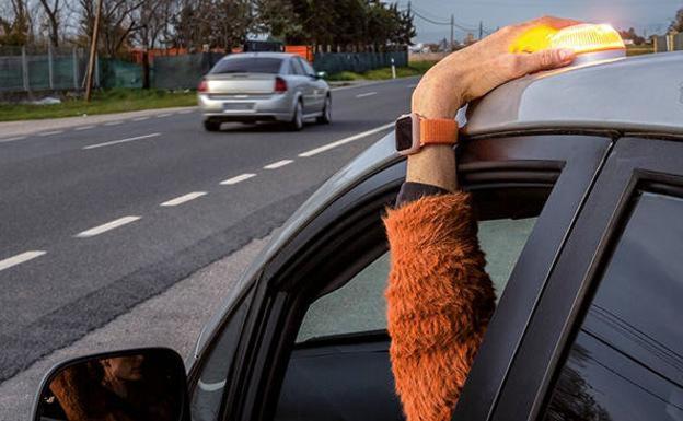 ¿Servirá la luz v16 que sustituye al triángulo de emergencias para espiar a los conductores y poner multas?