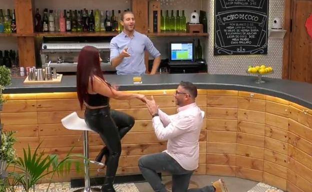 Lo nunca visto en 'First Dates': ¡Le pide matrimonio a su cita nada más verla!