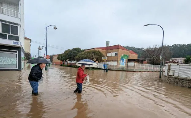 El temporal inunda Laredo y Liendo y el zoo de Santillana, con «grave riesgo» para los animales