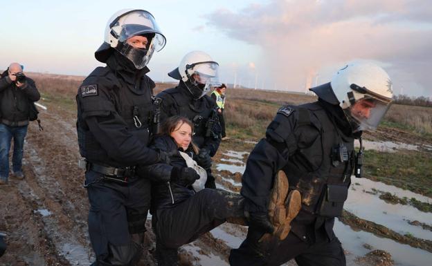 Detenida Greta Thunberg en una protesta contra la apertura de una mina de carbón en Alemania