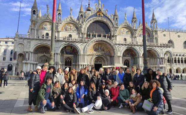 El peluquero bilbaíno que se lleva a sus empleadas de vacaciones: «Este año ha tocado Venecia»