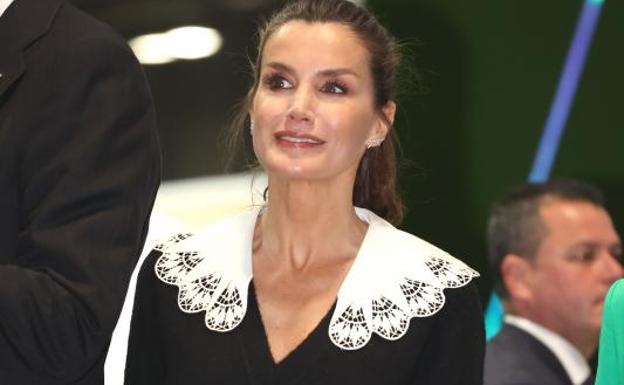 Letizia inaugura Fitur con su 'look' más básico