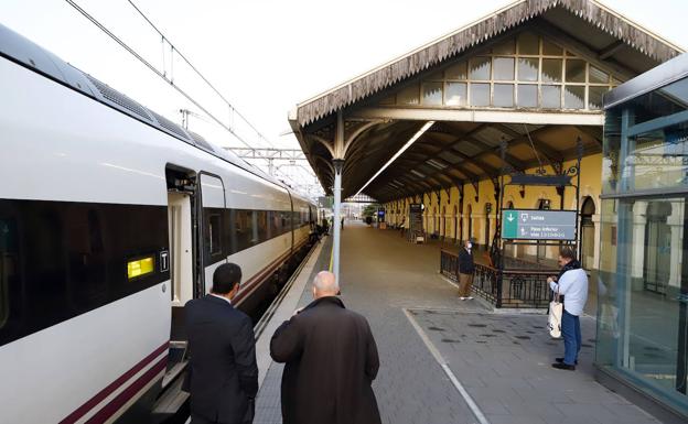 Trasladan en autobús a 141 pasajeros de la línea del Alvia entre Madrid y Bilbao al caer ramas en la catenaria en Álava